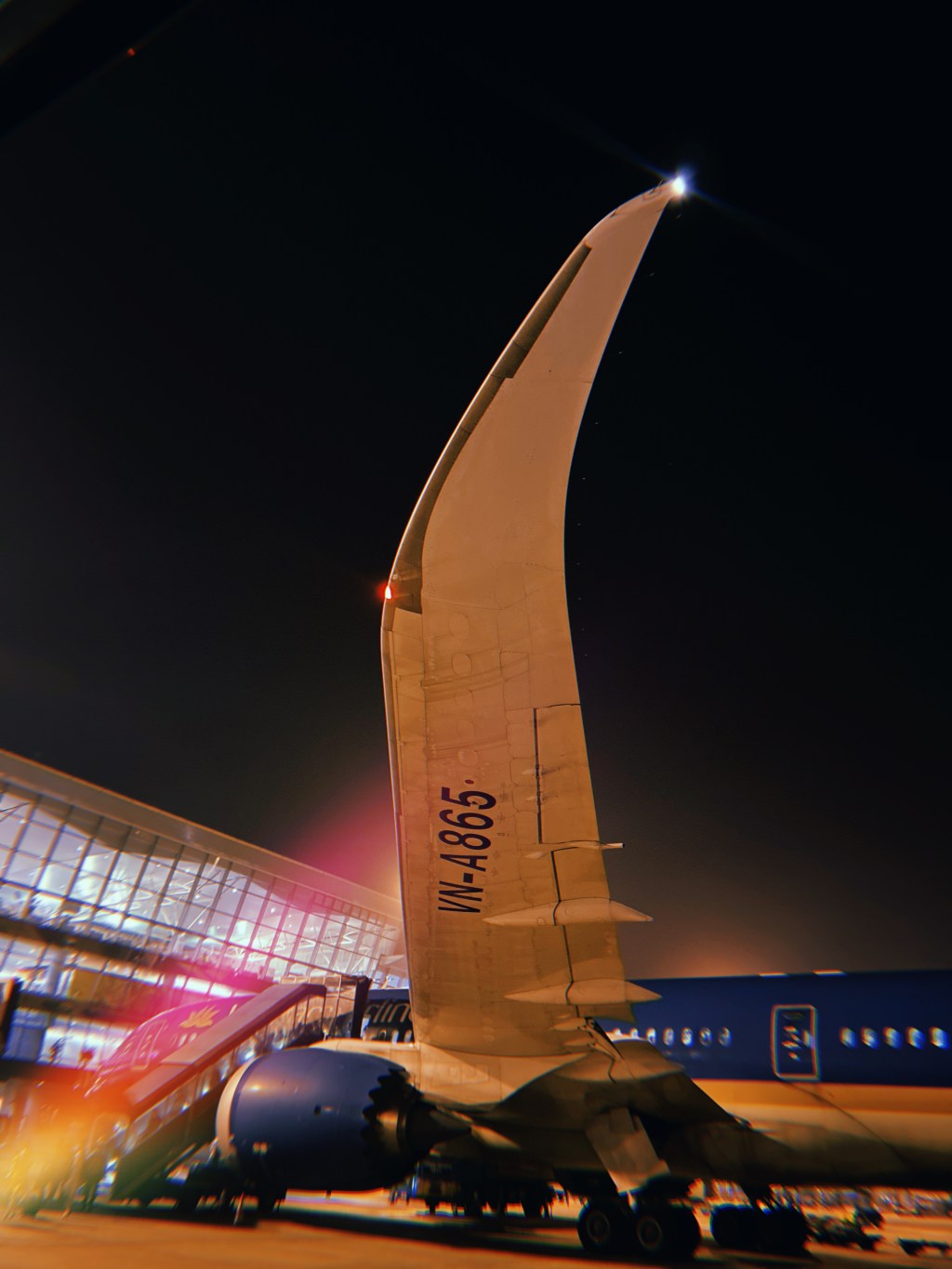 #726 Cửa sổ xanh nhìn ra cây xà&nbsp;cừ.